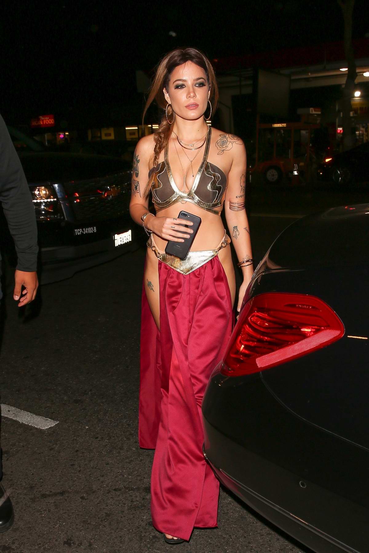 halsey dressed up as princess leia as she arrives to a halloween party