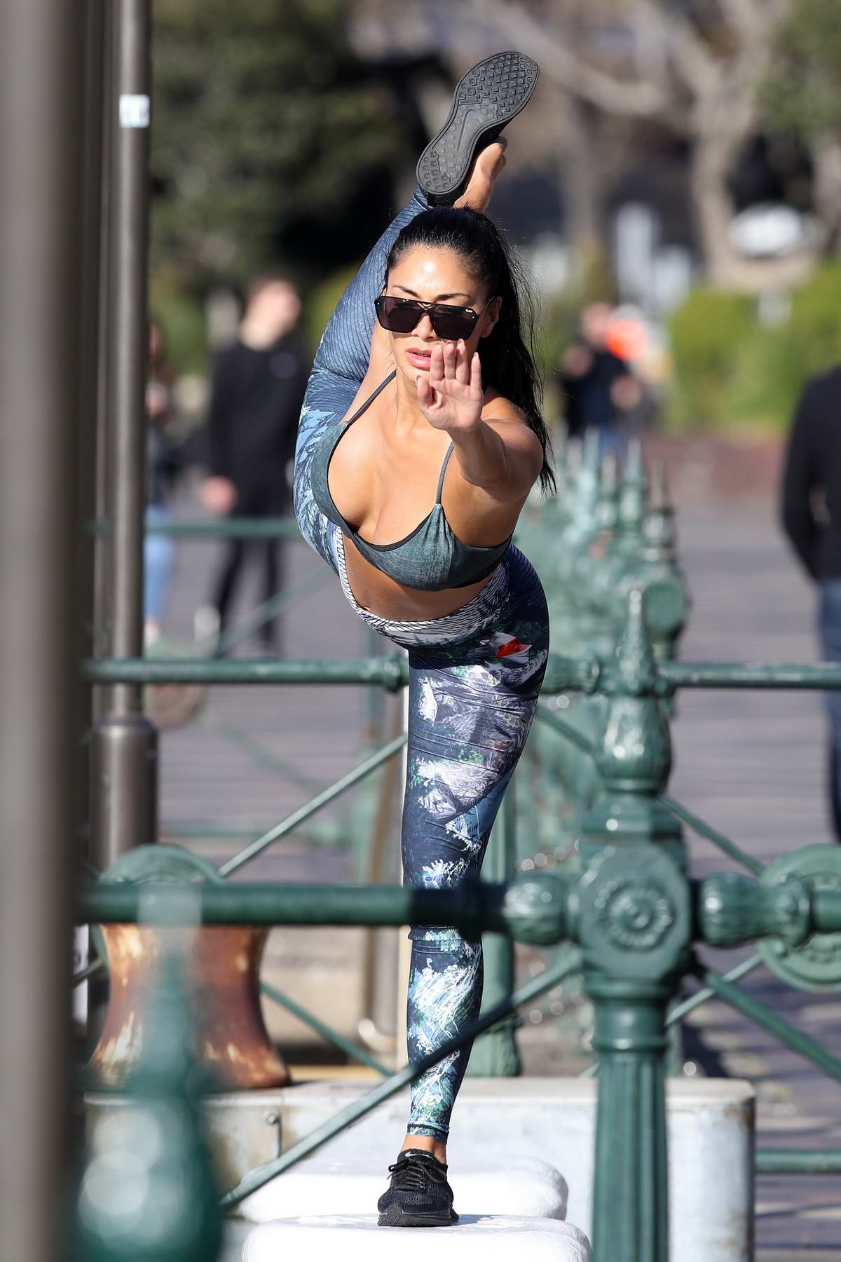 Nicole Scherzinger Shows Off Her Incredible Figure In A Sports Bra And Leggings While Practicing
