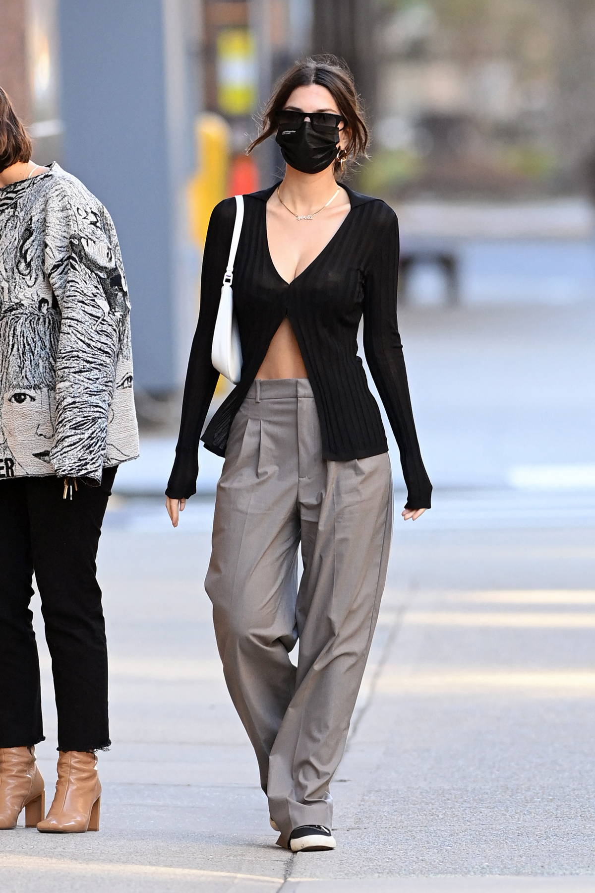 Emily Ratajkowski Flashes Her Taut Post Baby Midriff As She Steps Out In Tribeca New York