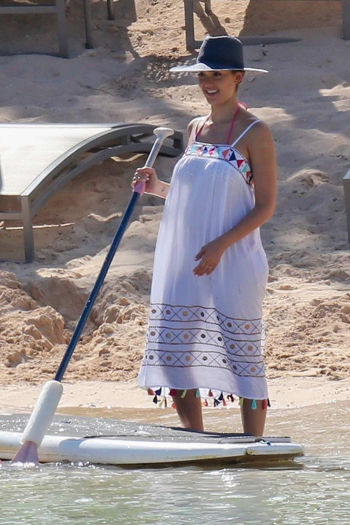 Jessica Alba enjoys Paddle-Boarding on a Family Vacation in Honolulu ...