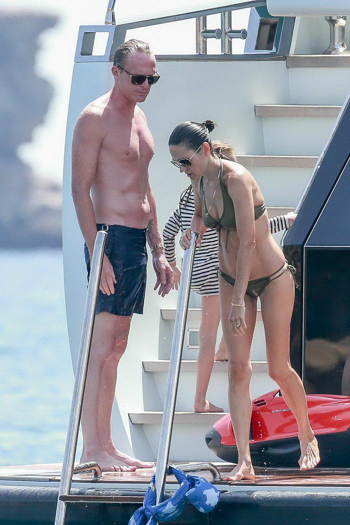 Jennifer Connelly stuns in a black bikini while relaxing on a