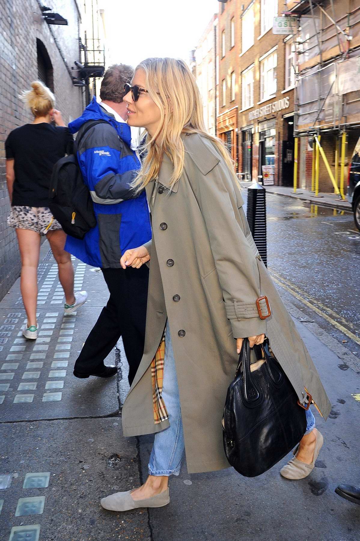 sienna miller arriving at the apollo theatre in london-180817_7