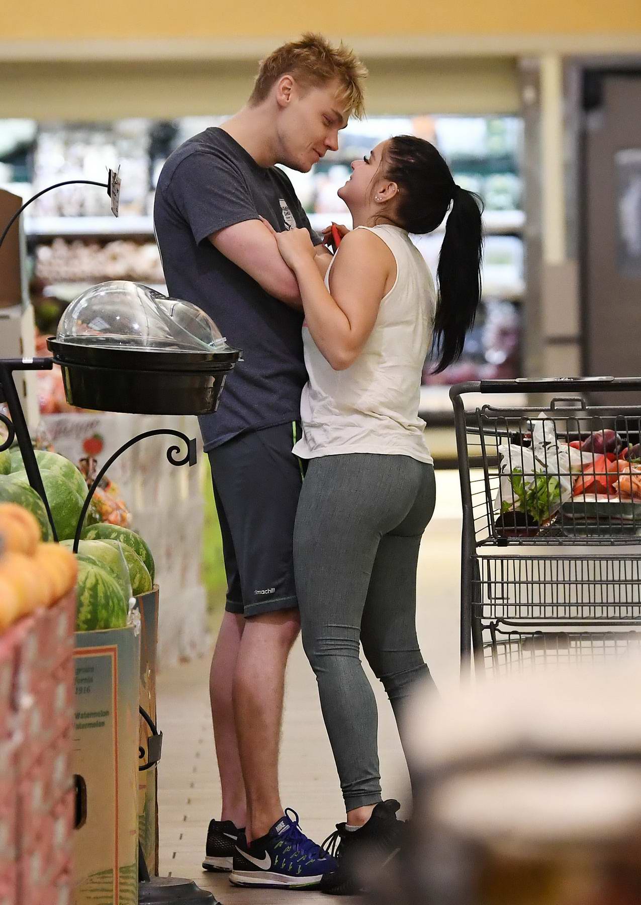 Ariel Winter and Levi Meaden get cozy shopping for fruits at a supermarket in Studio