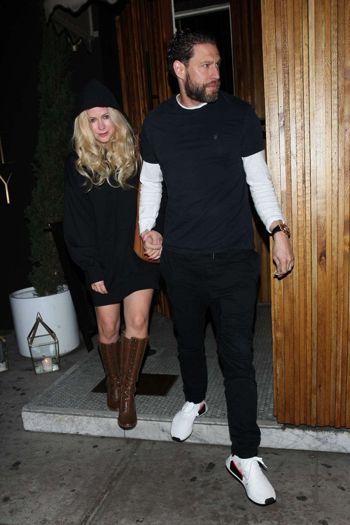 Avril Lavigne and boyfriend JR Rotem leaves the Nice Guy ...