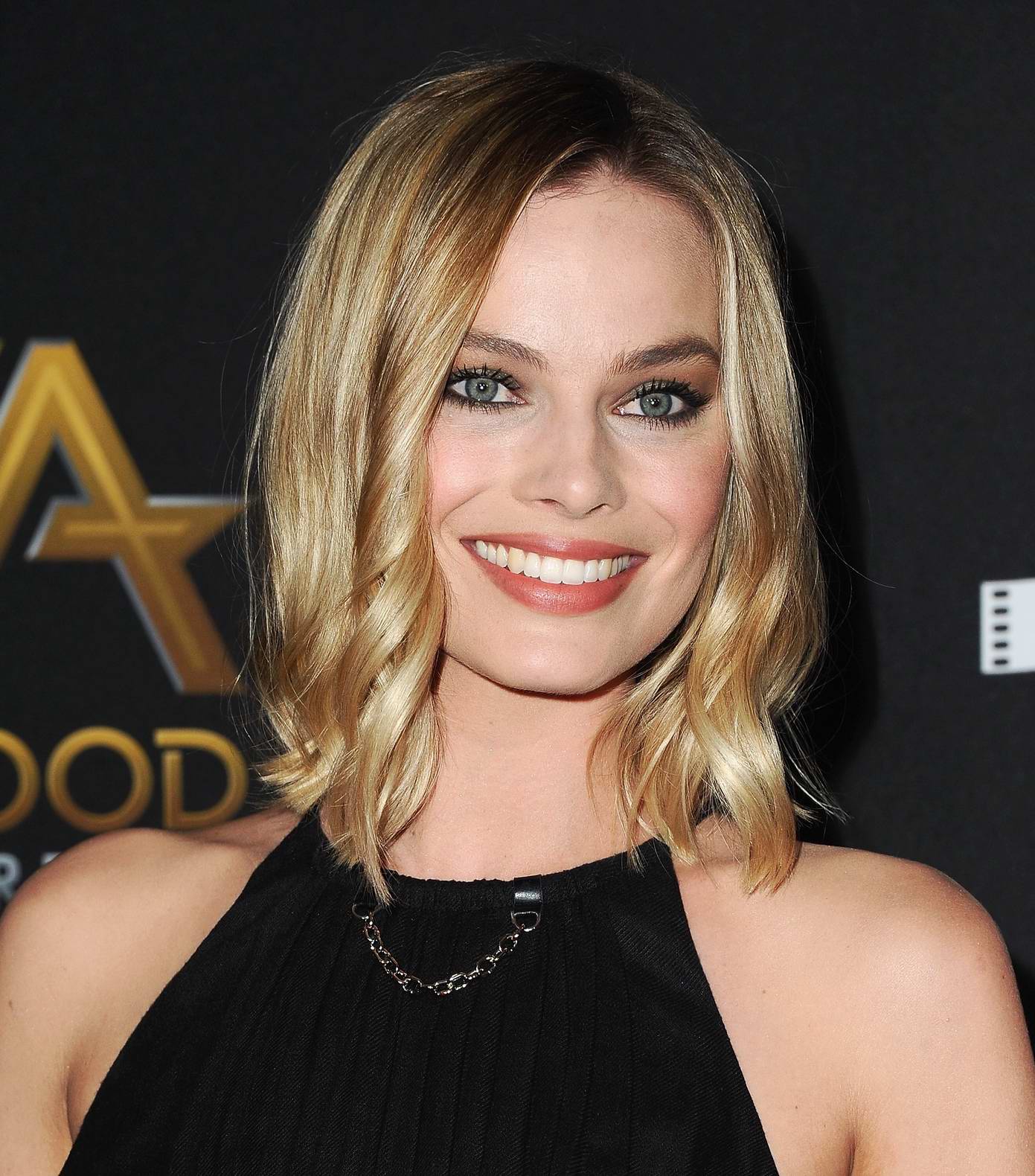 margot robbie attends the hollywood film awards in los angeles-051117_8