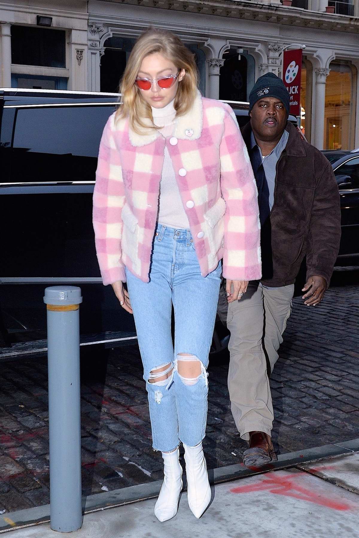 gigi hadid wearing a pink outfit as she returns to her apartment in new  york city-121117_4