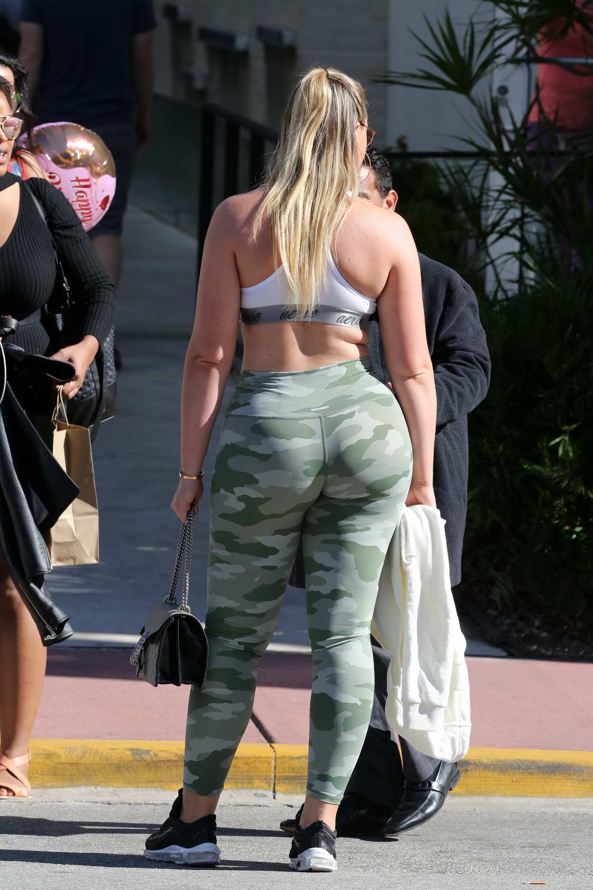 iskra lawrence wearing camo yoga pants and a sports bra as she heads out  with friends in miami-121217_2