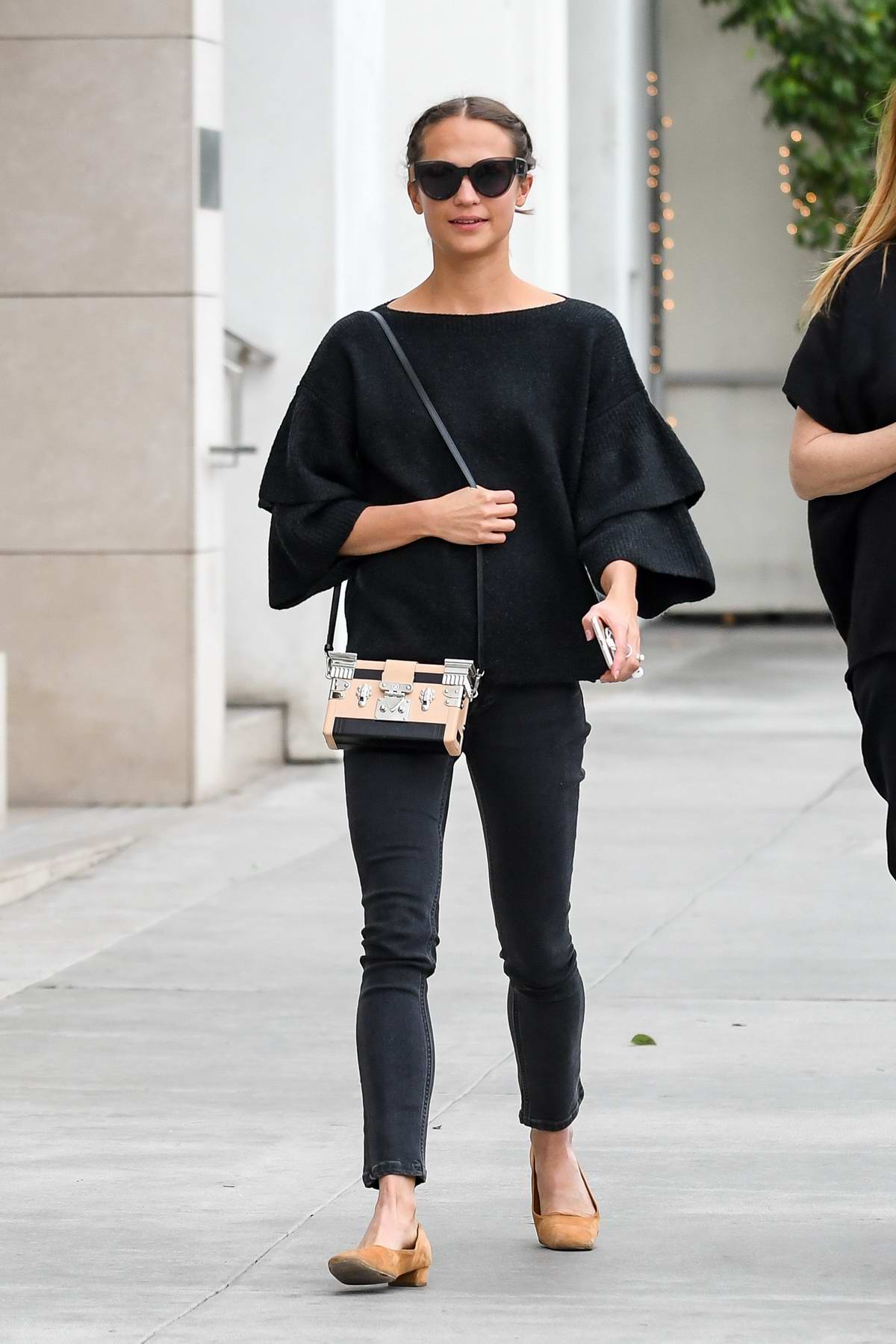 alicia vikander dressed in casual black, grabs lunch with a friend in  beverly hills-170118_7
