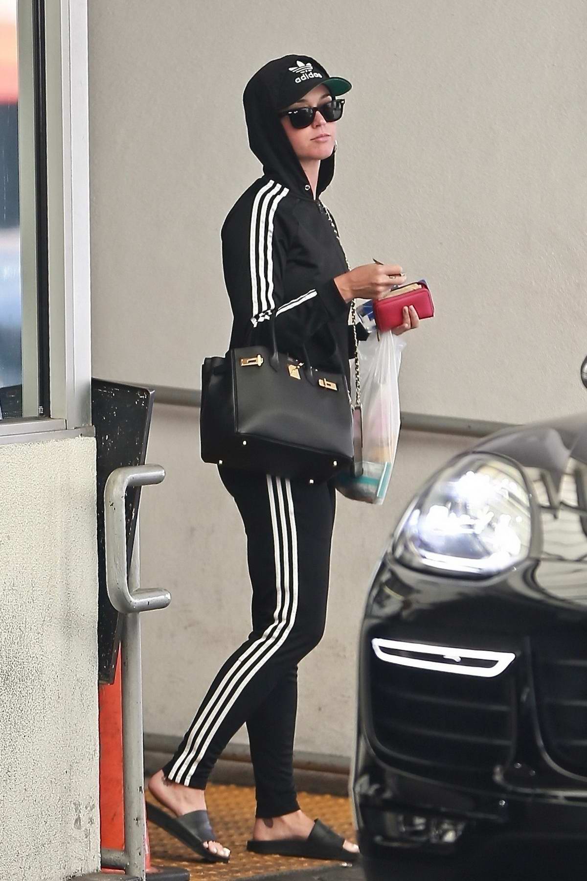 Vervloekt Verbergen Twee graden Katy Perry steps out in her Adidas leisurewear for a doctor's appointment  in Beverly Hills, Los