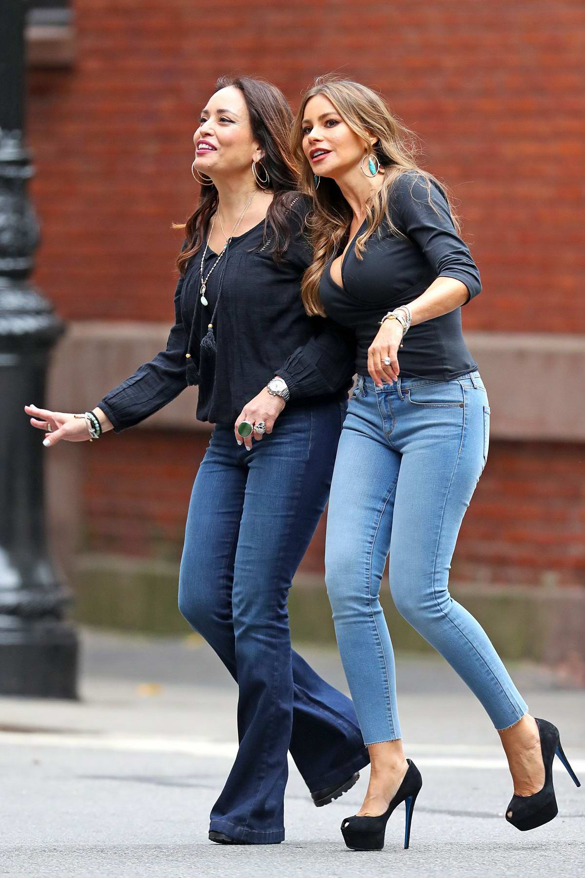 Sofia Vergara flaunts chic style in jeans and sky-high heels while