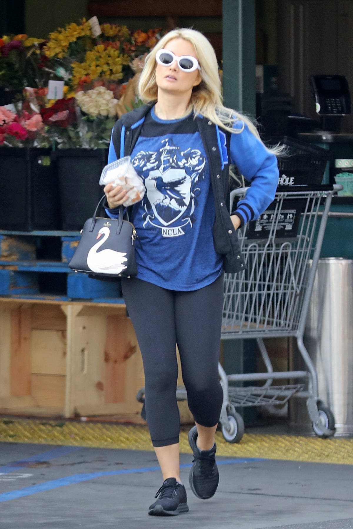 holly madison grabs some breakfast to go from whole foods in los  angeles-110119_2