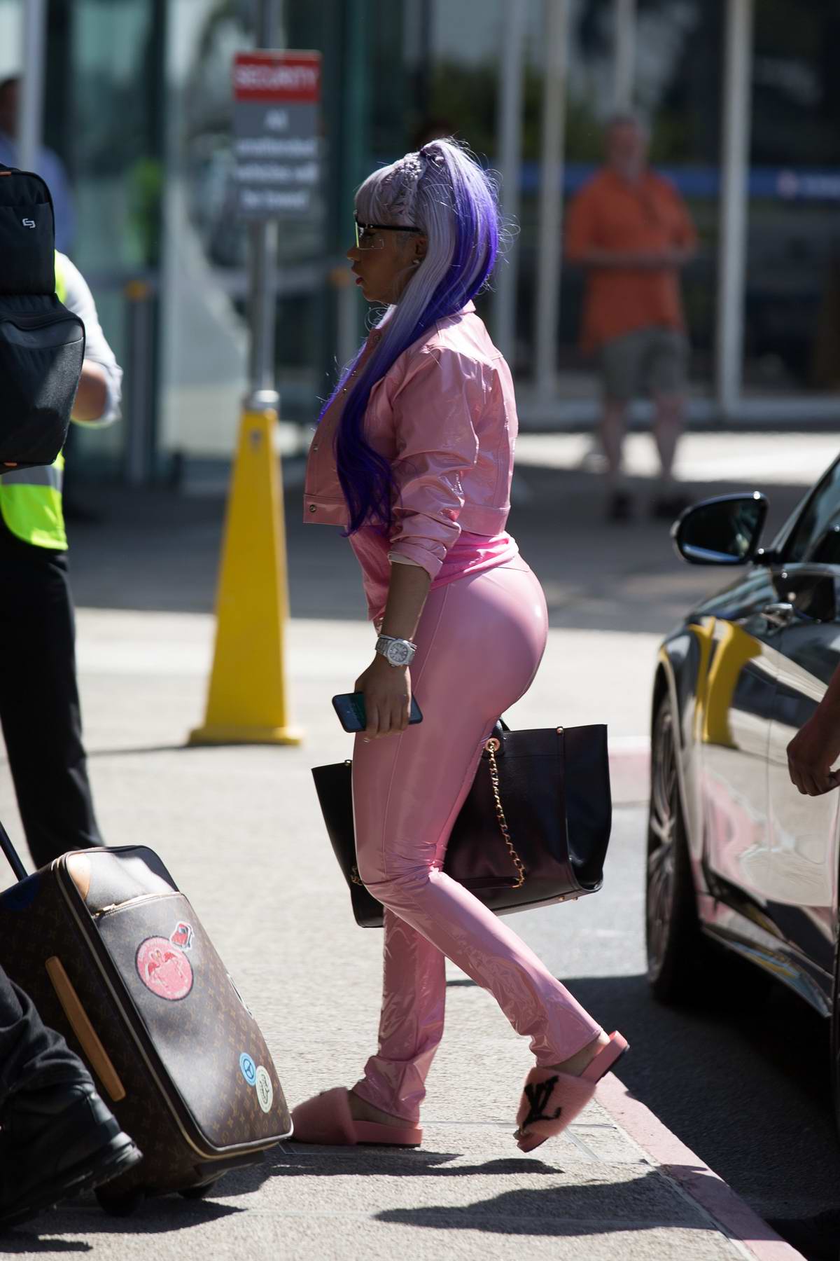 Nicki Minaj: Pink Sports Bra and Leggings