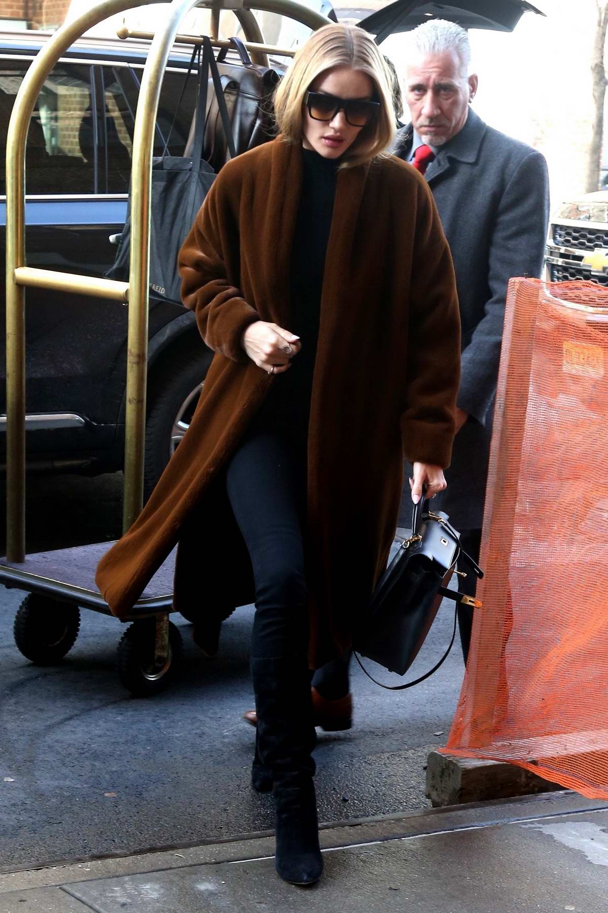 rosie huntington-whiteley keeps warm in a brown long coat paired with ...
