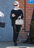 elle fanning keeps it casual and comfy in grey sweatsuit while visiting a  nail salon in los angeles-140123_10