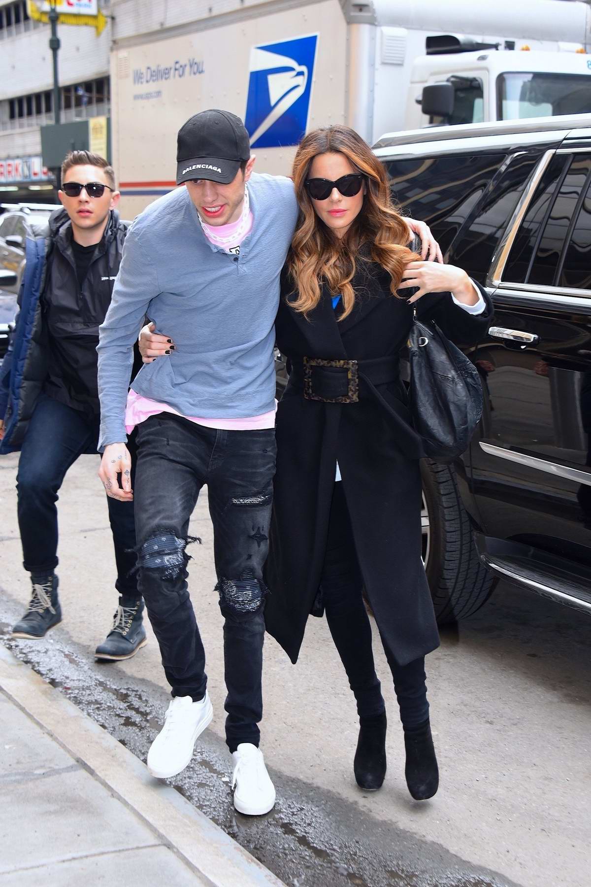 kate beckinsale and pete davidson wraps arms around each other while ...