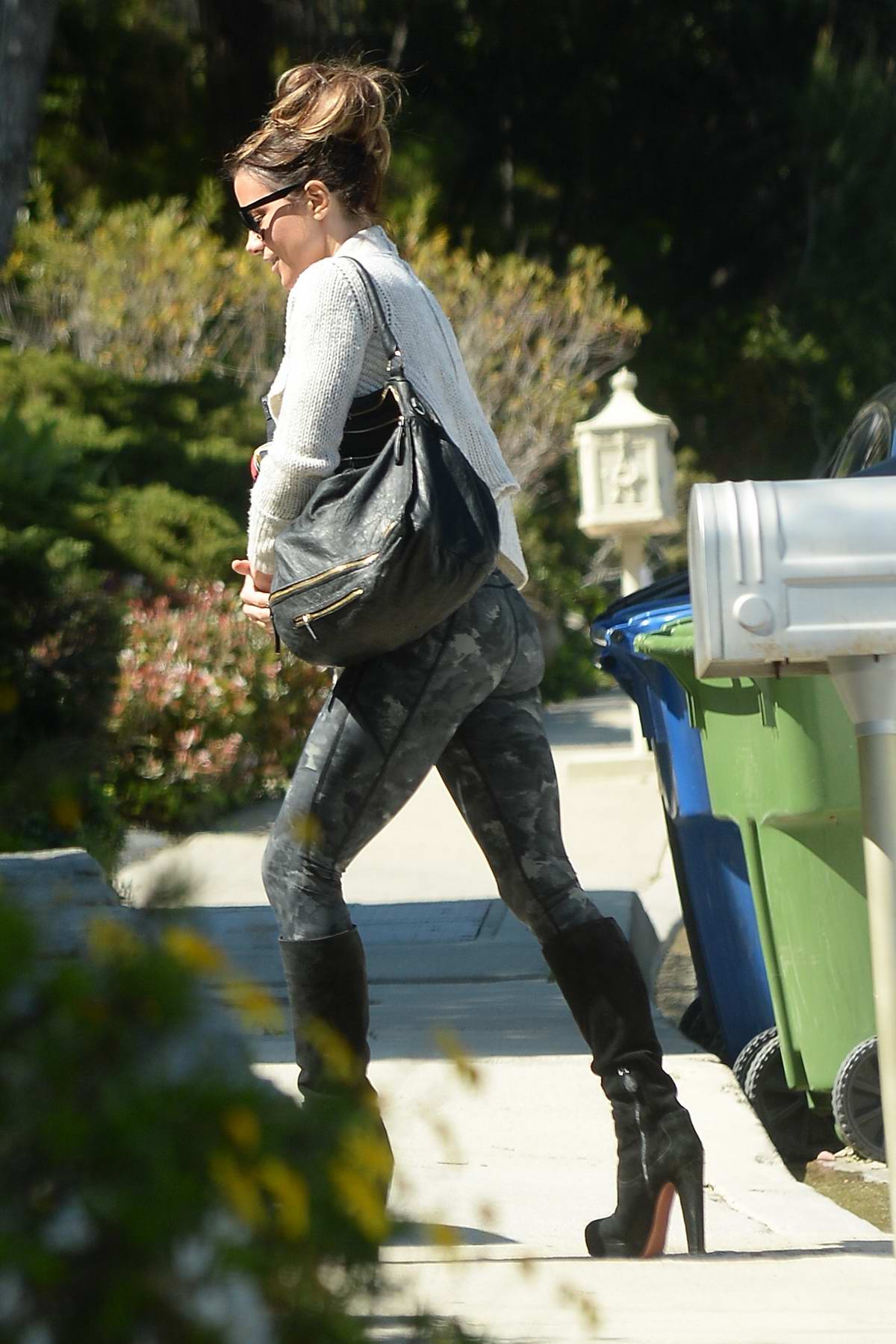 kate beckinsale rocks camo leggings as she steps out after a workout
