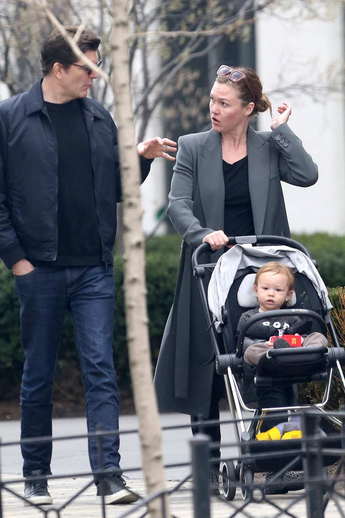 Julia Stiles Takes Her Son For A Stroll With A Friend In Brooklyn New York City 1504197 