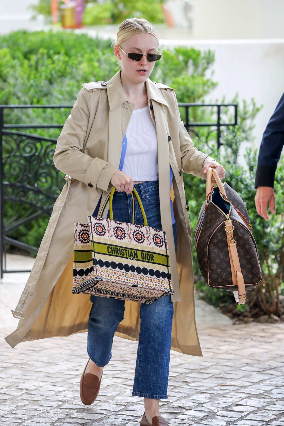dakota fanning seen with her louis vuitton suitcase outside the