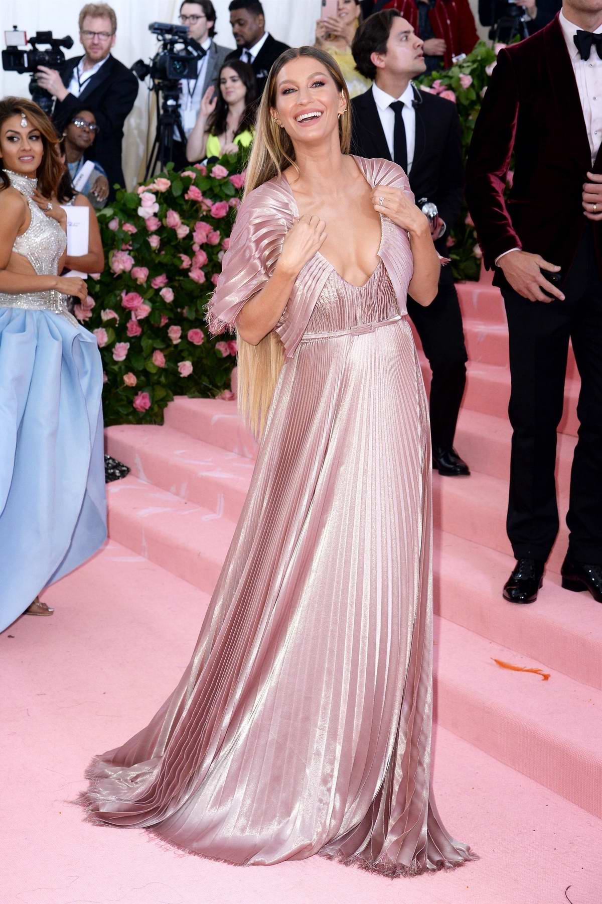 Gisele Bundchen in Dior attends the 2019 Met Gala in NYC. #bestdressed