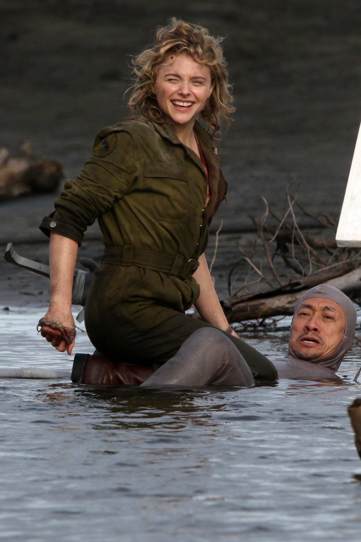 chloe grace moretz spotted filming an action scene for her upcoming  action-horror movie 'shadow in the cloud' in new zealand-100619_12