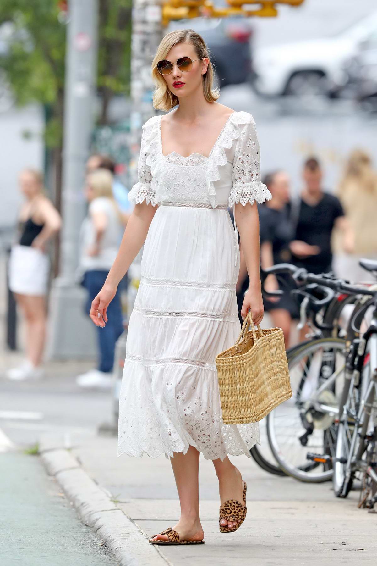 Karlie Kloss looks stunning in a 'Self Portrait' white summer lace ...