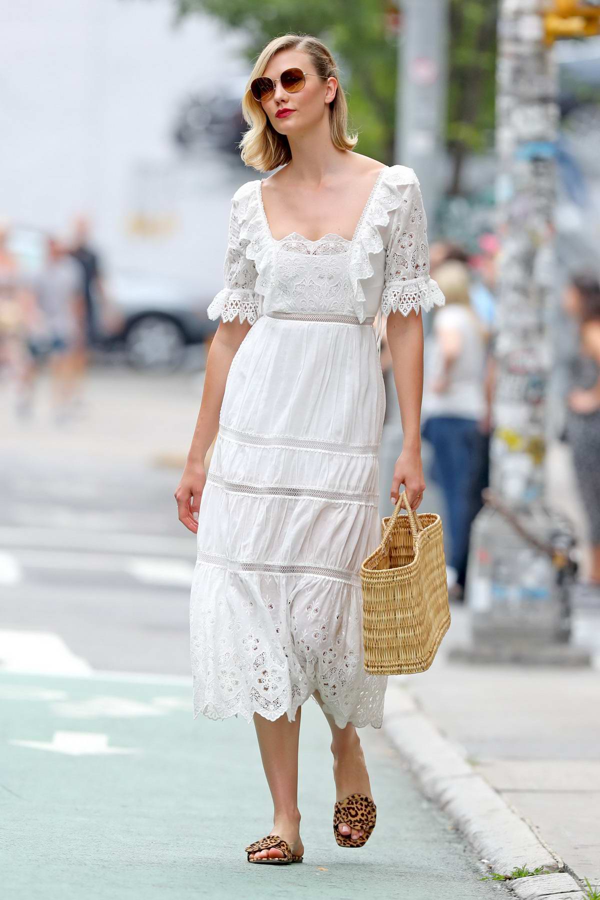 karlie kloss looks stunning in a 'self portrait' white summer lace ...