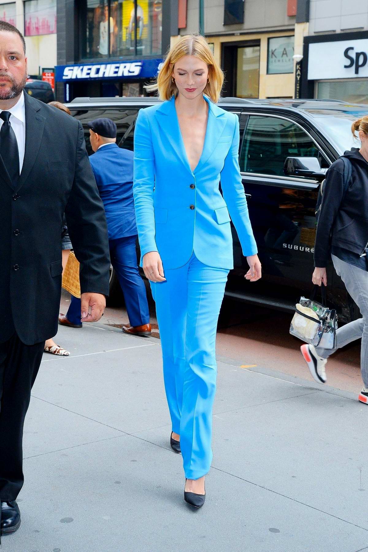 [Image: karlie-kloss-dazzles-in-a-blue-suit-whil...0719_4.jpg]