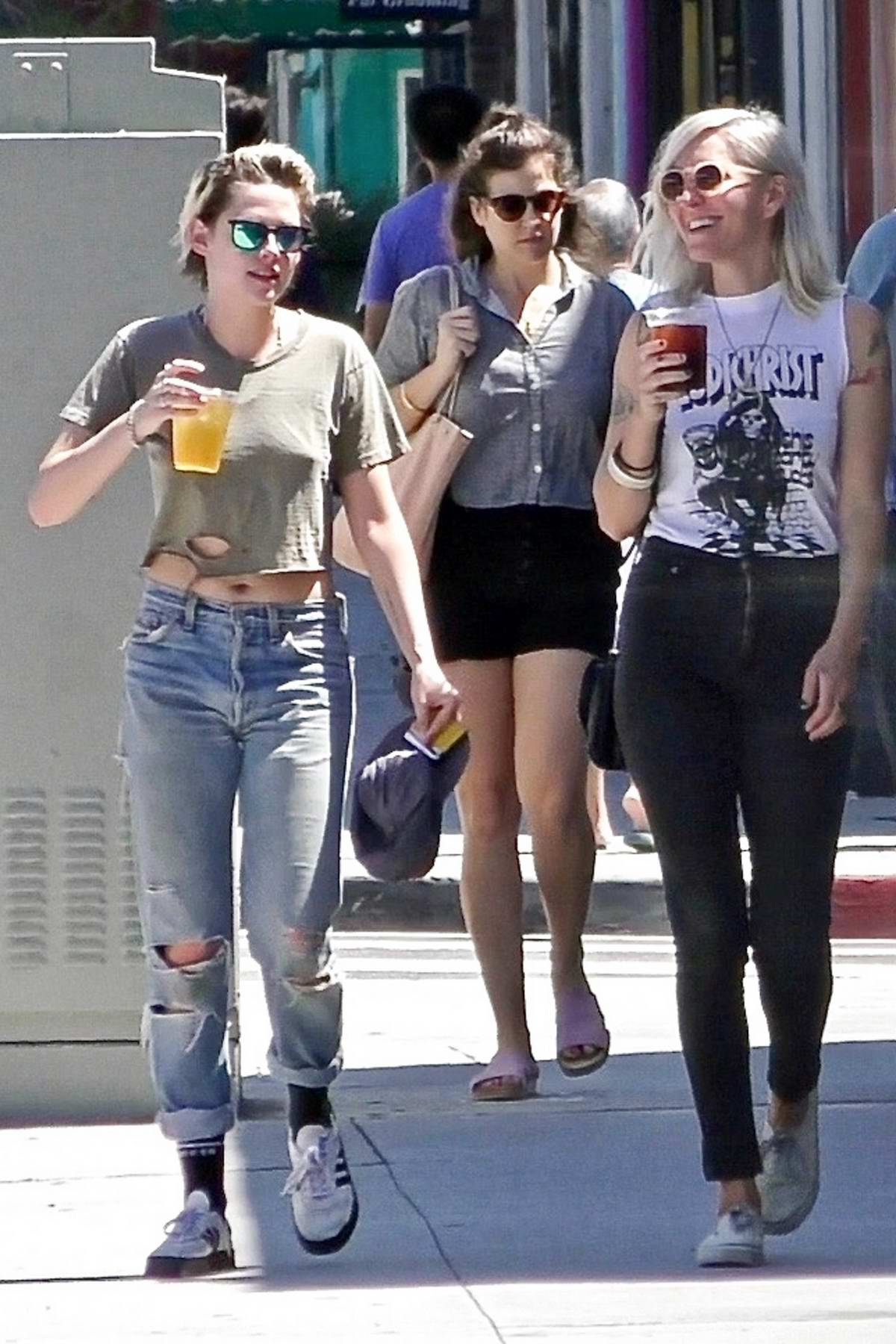 Kristen Stewart enjoys day out with a few friends in Los Angeles