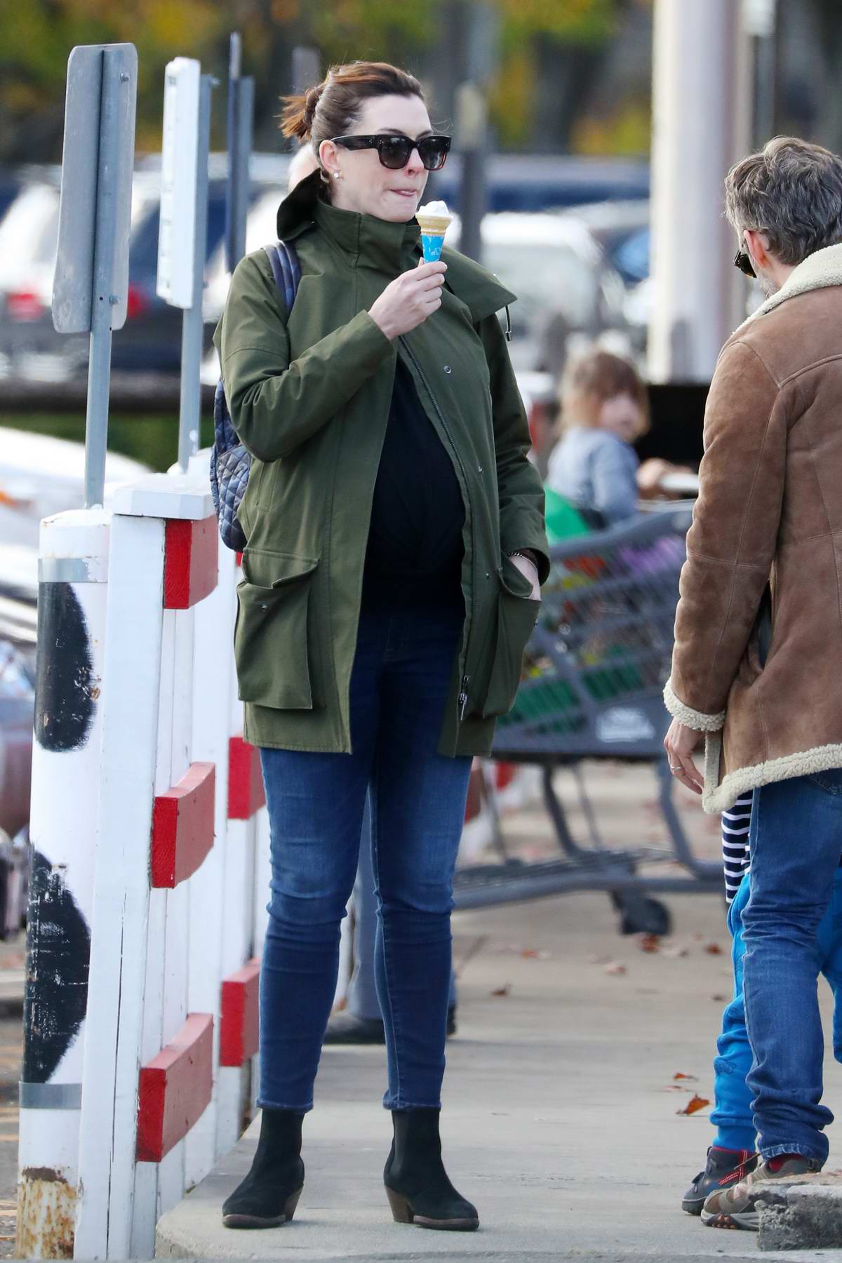 anne hathaway enjoys an ice cream cone while out with husband adam shulman  at stew leonard's supermarket in connecticut-061119_5