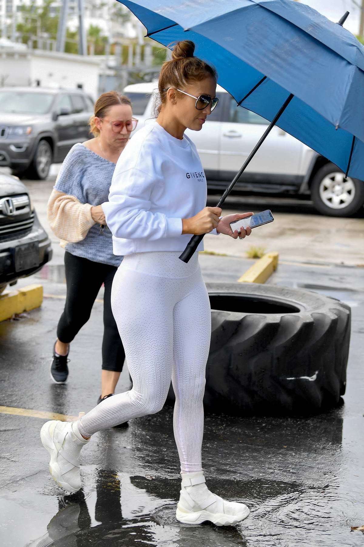 Jennifer Lopez Sports All-white As She Arrives At The Gym, 51% OFF