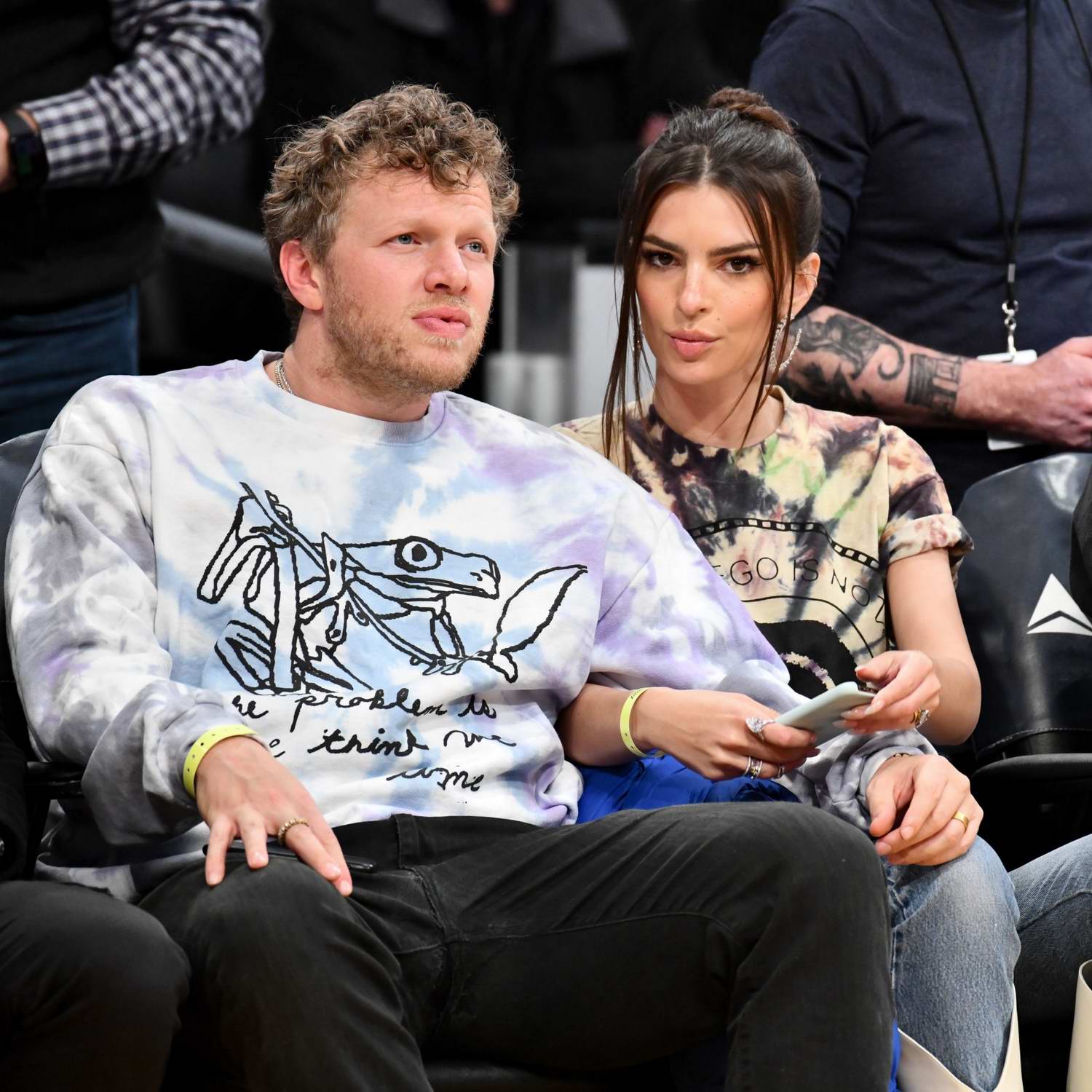 Emily Ratajkowski Attends Cavaliers vs Lakers at Staples Center in