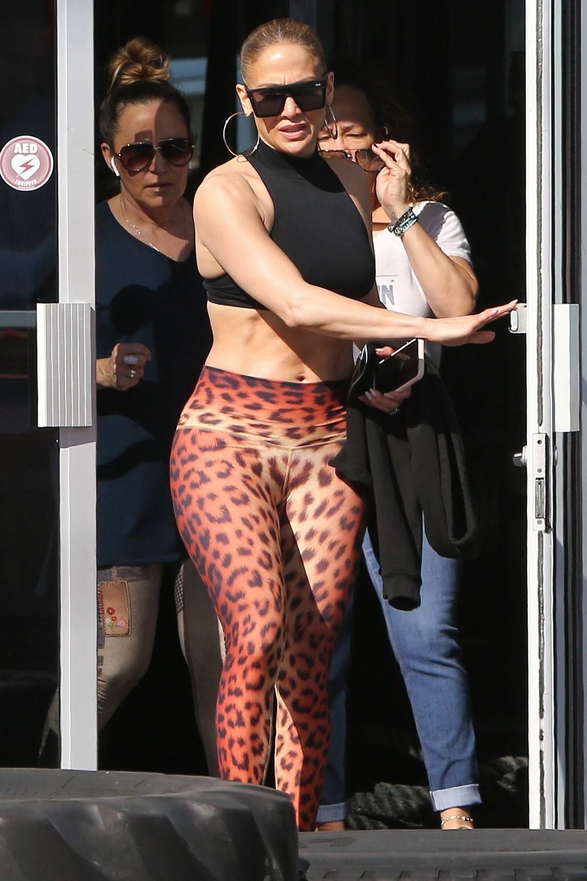 Rumer Willis flashes her abs in a crop top and leggings as she