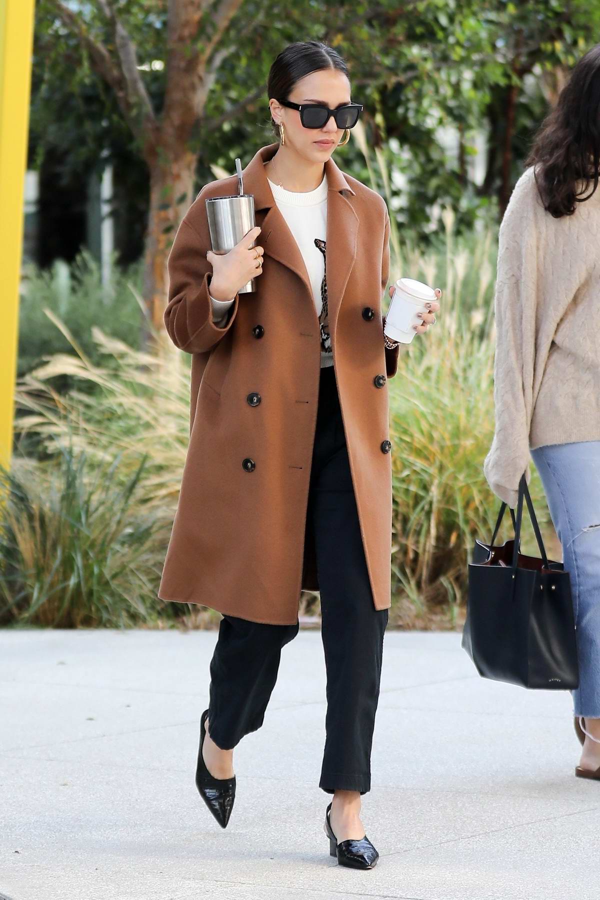 Jessica Alba looks chic as she arrives at the Honest Company ...