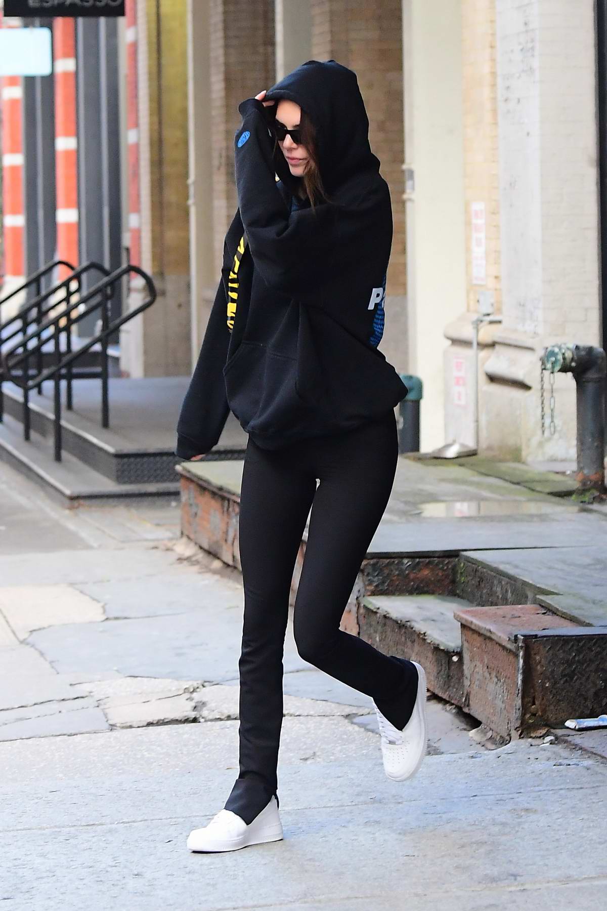 kendall jenner rocks a black hoodie and leggings as she grabs lunch ...