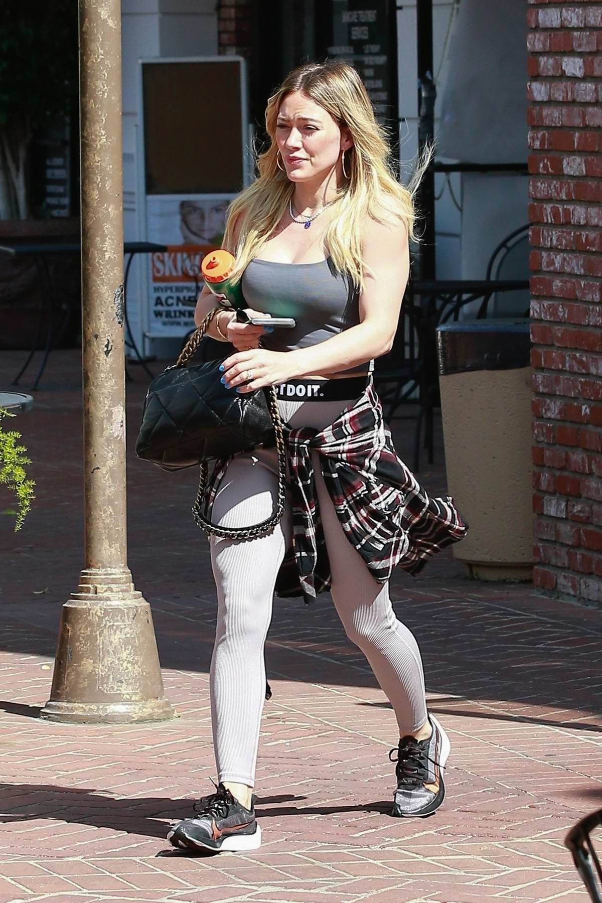Hilary Duff looks great in Nike leggings and a grey tank top as