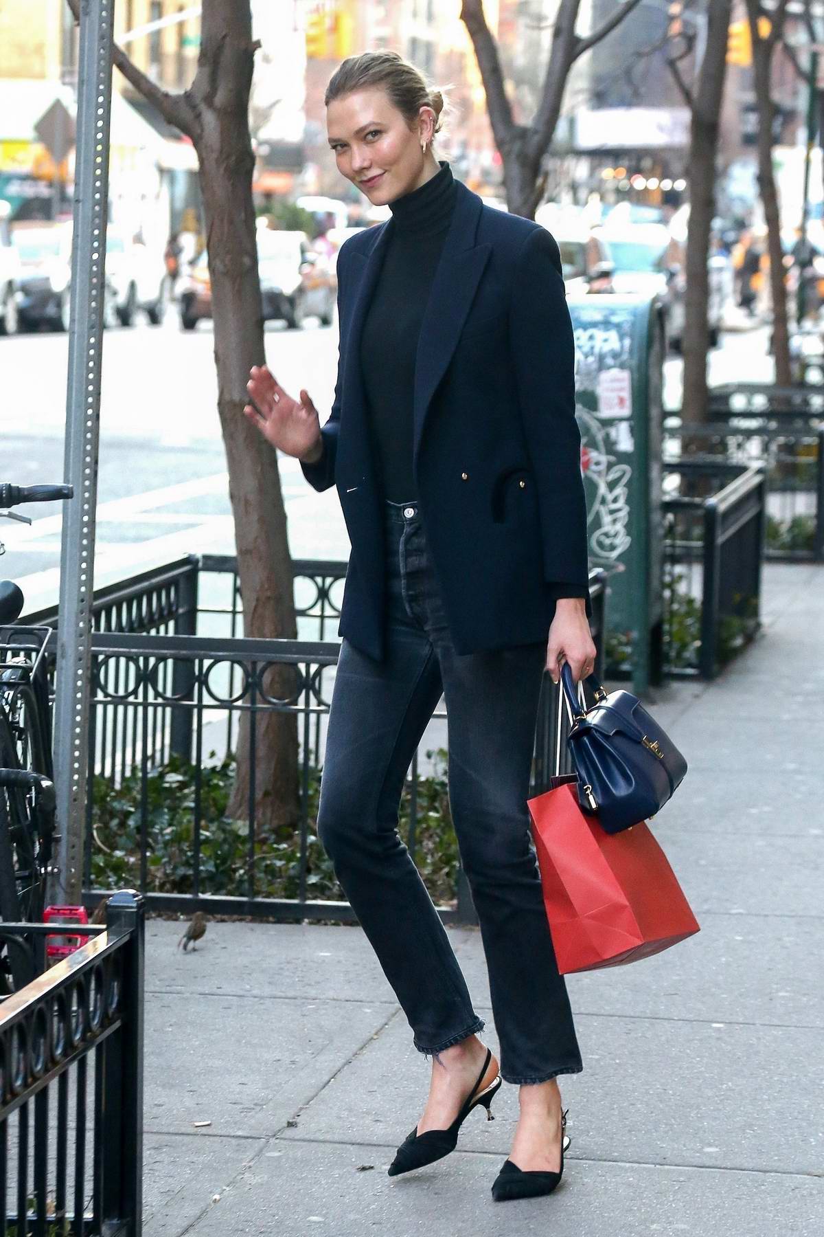 Karlie Kloss puts on a stylish display in a dark blue blazer and jeans ...