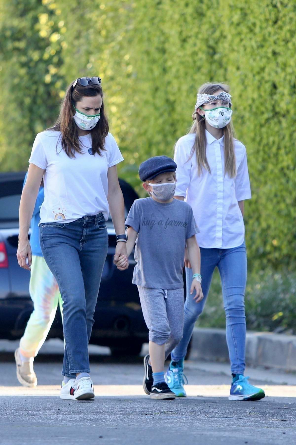 Jennifer Garner and her kids seen wearing masks while enjoying a hike