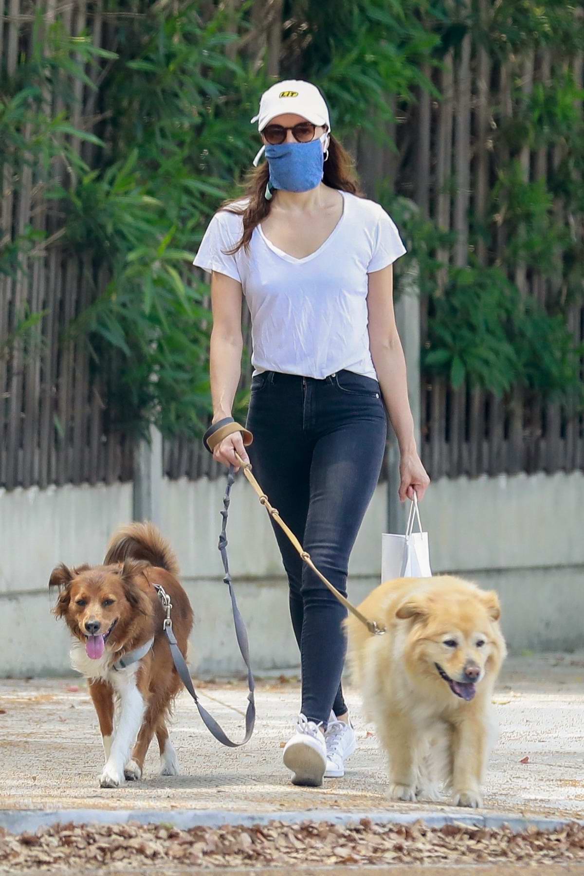 Aubrey Plaza stops by the the Pet Store while walking her dogs in Los ...