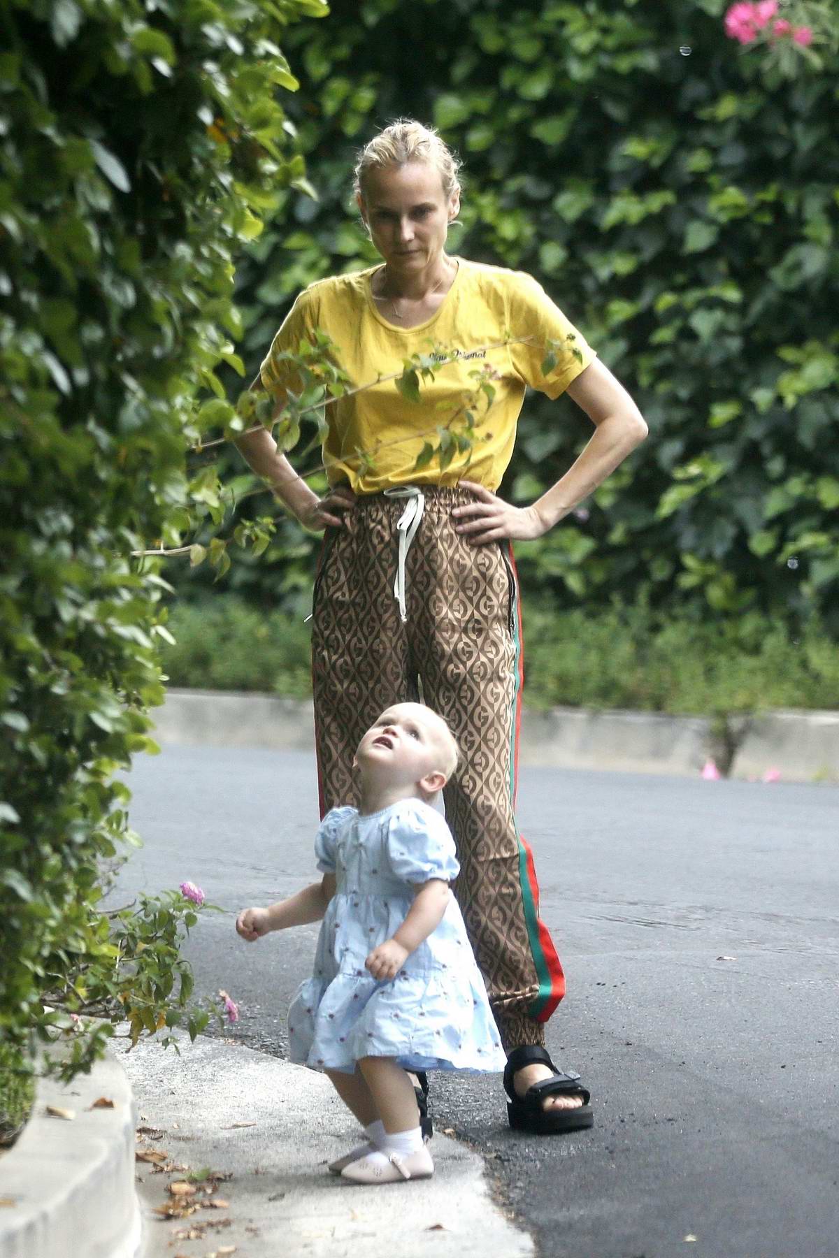 diane kruger takes her daughter out for some fresh air around the  neighborhood in los angeles-100520_10