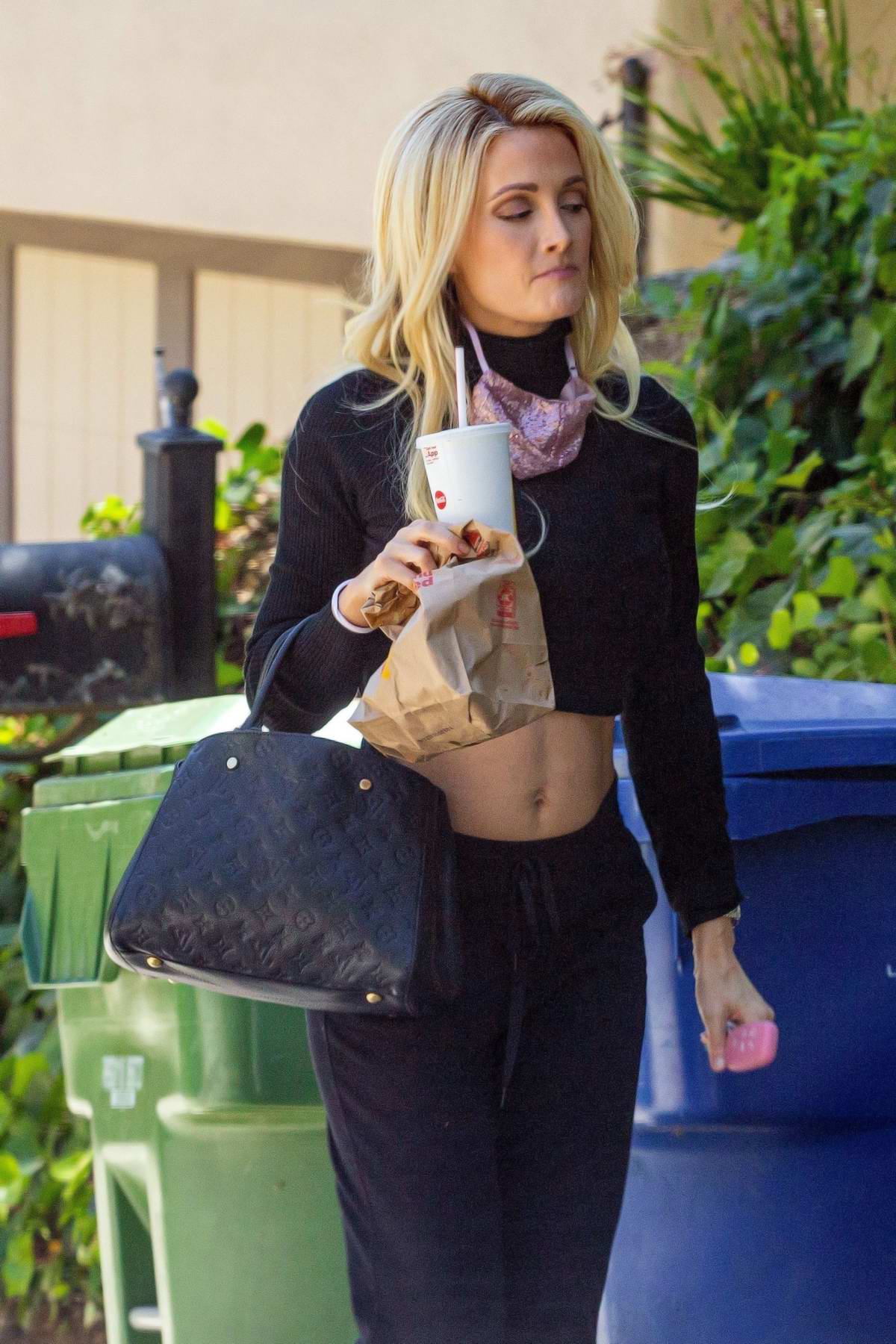 holly madison flaunts her midriff as she stops by the post office and grabs  some mcdonald's in los angeles-140520_11