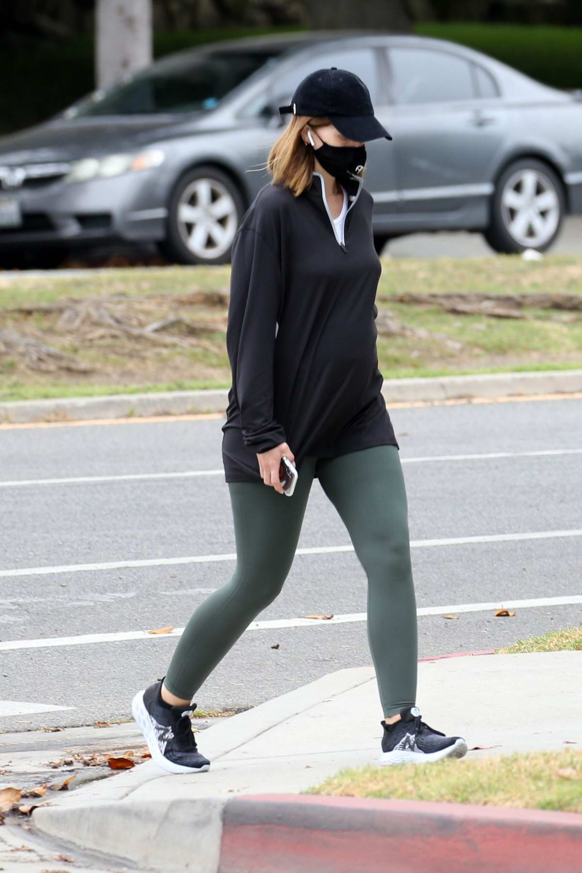 https://www.celebsfirst.com/wp-content/uploads/2020/05/katherine-schwarzenegger-wears-a-face-mask-with-an-oversized-shirt-and-leggings-for-an-stroll-in-santa-monica-california-270520_7.jpg