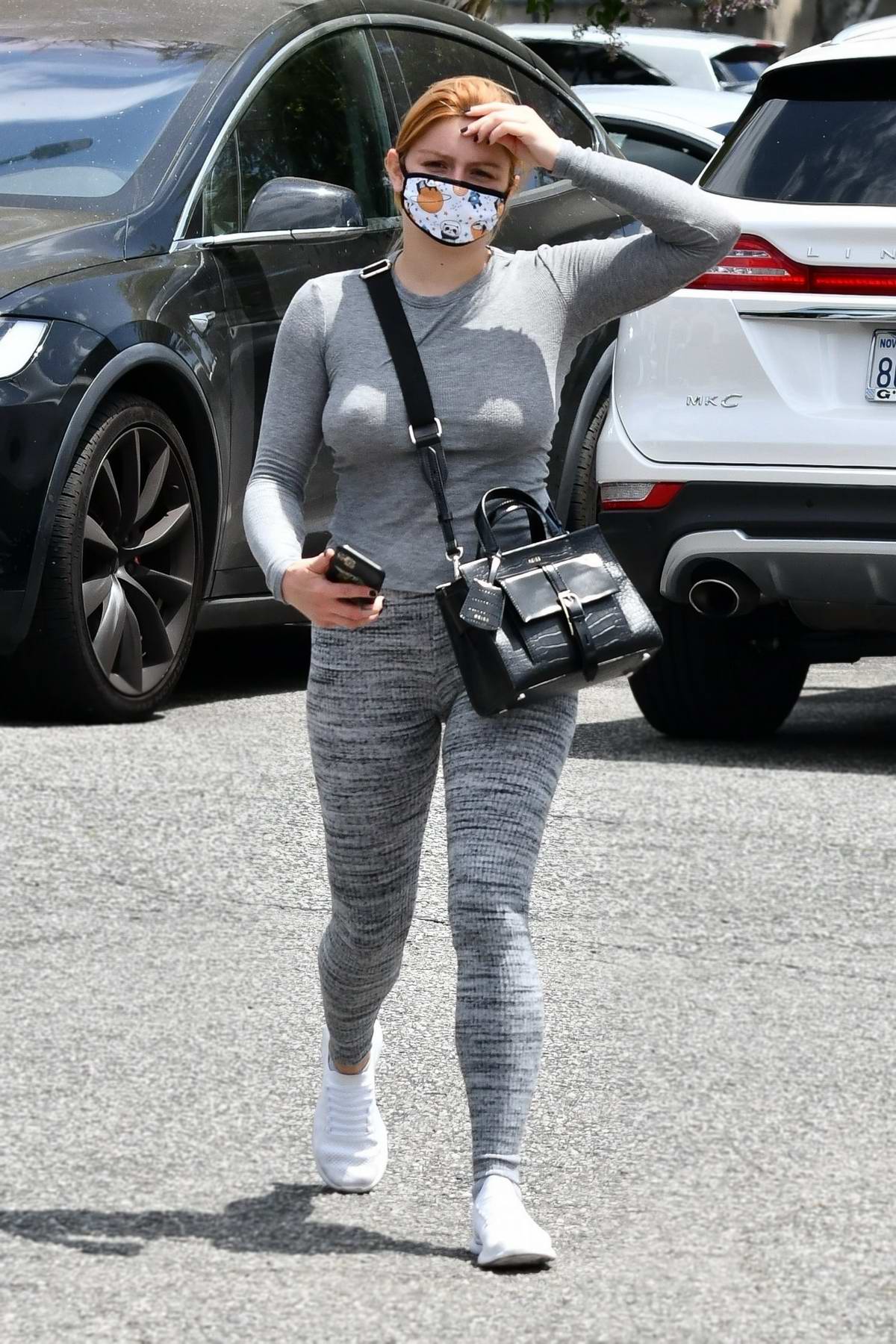 Ariel Winter wears a tight grey top and leggings while out running a few  errands in