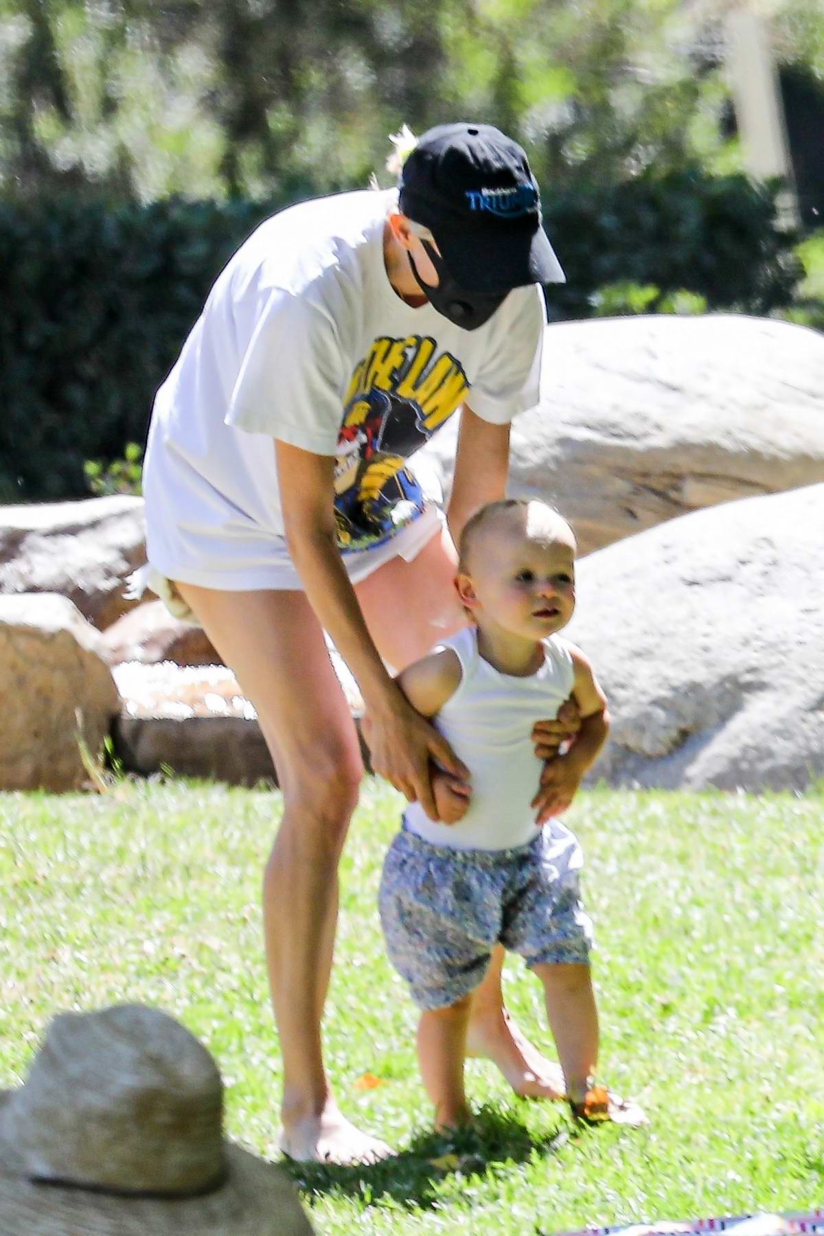 diane kruger and norman reedus enjoy a day with their daughter at the park  in beverly hills, california-140620_7
