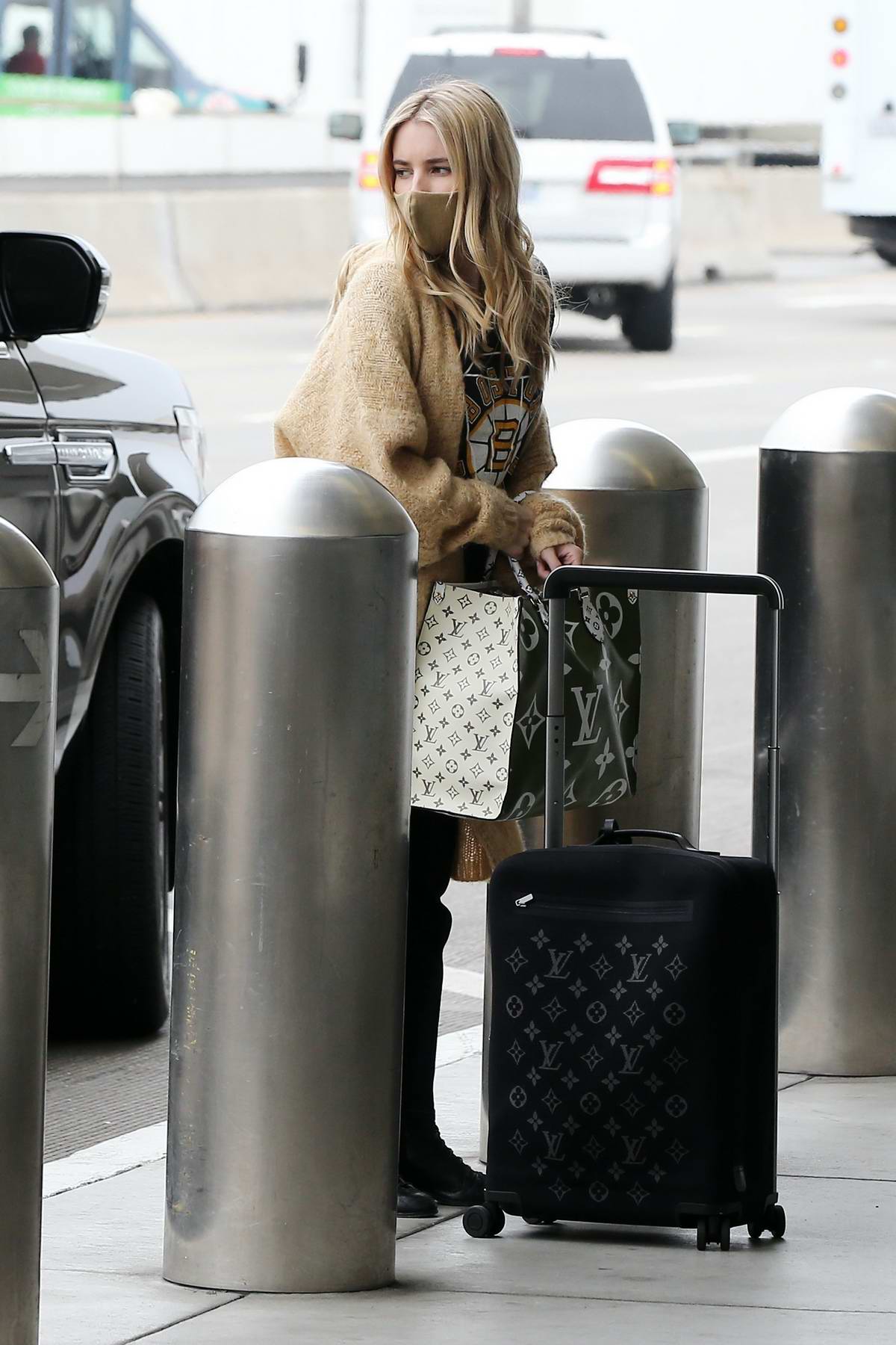 Emma Roberts: LV Luggage at LAX, Emma Roberts