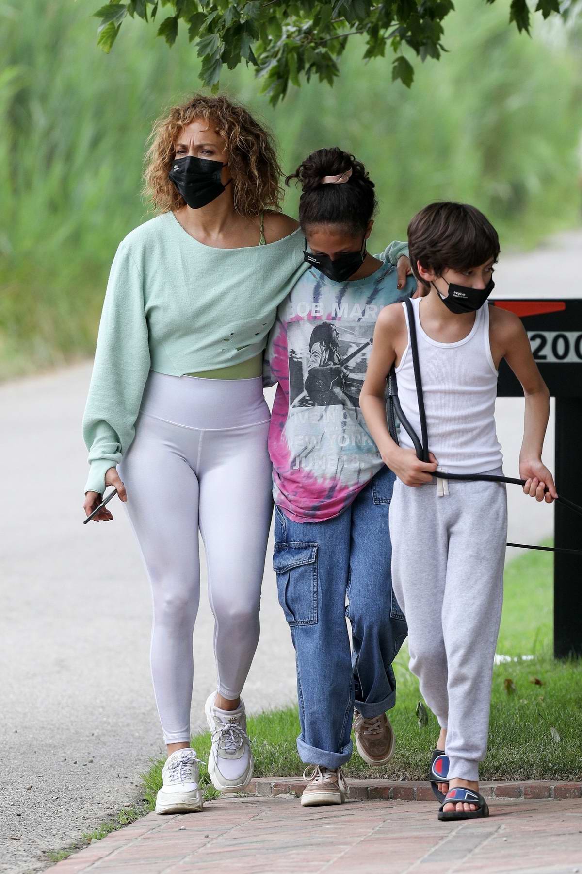 Jennifer Lopez Rocks Leather Hotpants For Power 106 Show | HuffPost  Entertainment