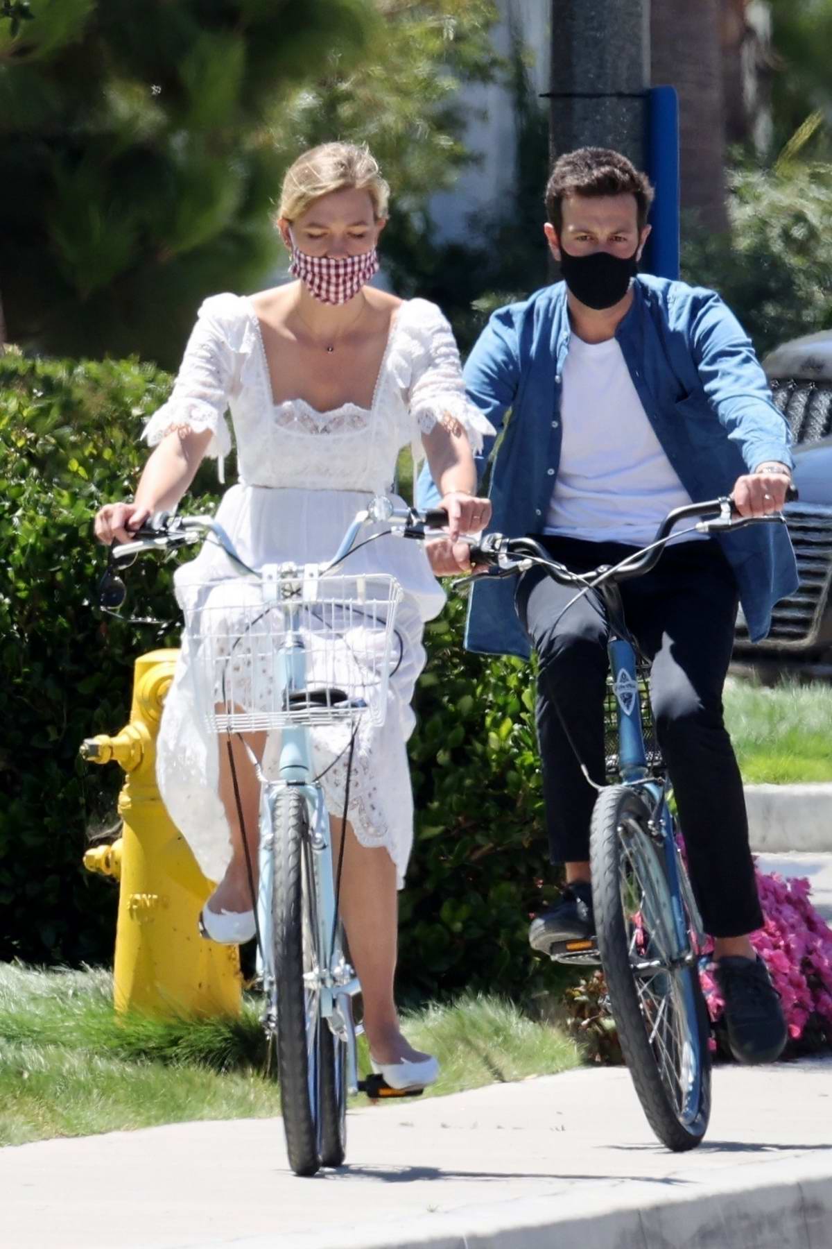 Karlie Kloss Enjoys A Bike Ride With Husband Joshua Kushner In Santa Monica California 180720 2 