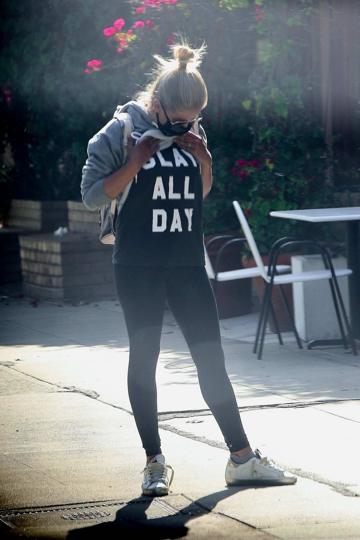 Sarah Michelle Gellar Shows Her Slay All Day Top To A Friend While Out For Coffee In Los Angeles