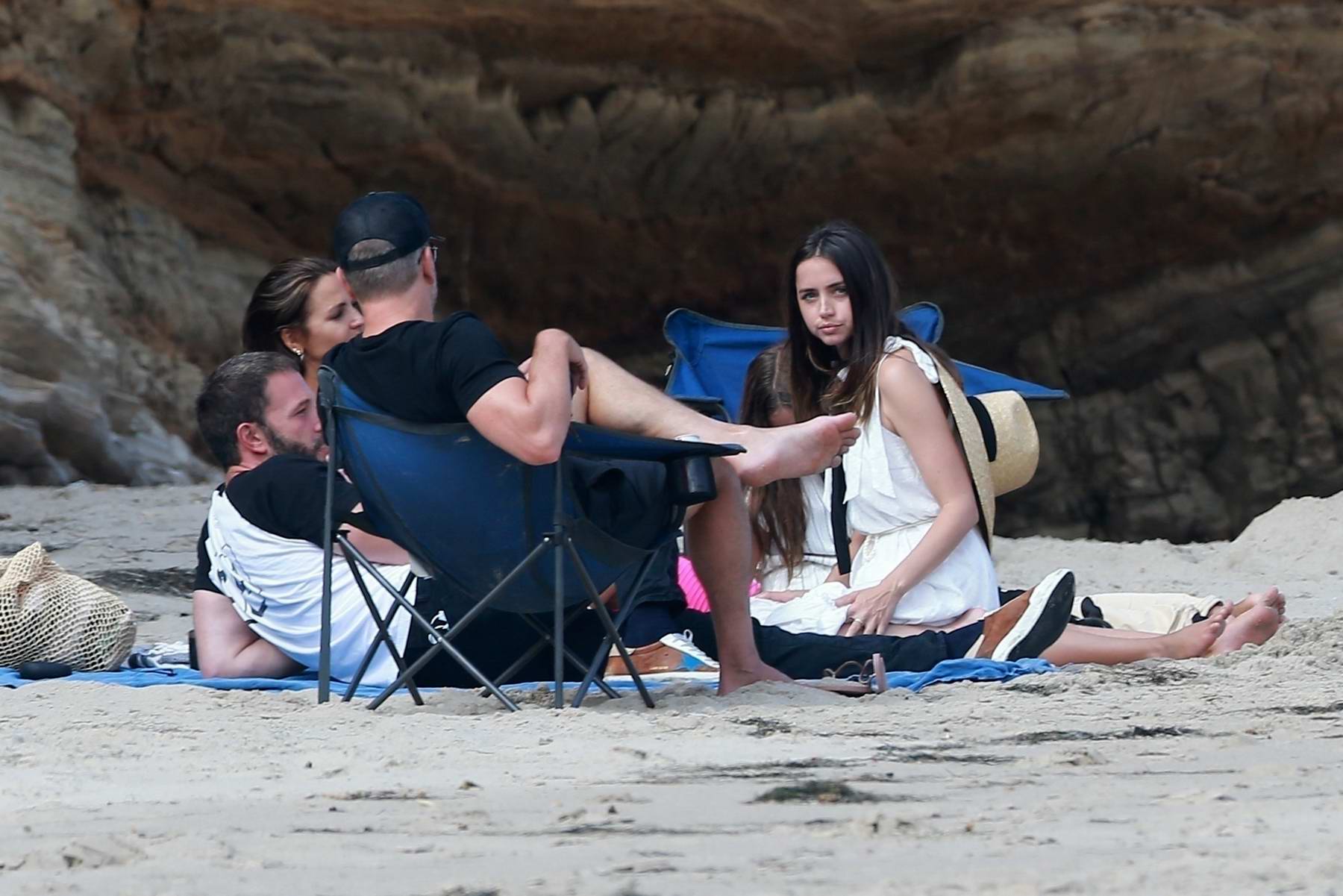 Ana De Armas And Ben Affleck Look Much In Love During A Romantic Beach Day With Matt Damon And His Family In Malibu California 030820 9