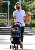 Kaley Cuoco steps out to pick up lunch with her sister Briana in Manhattan's Hudson River Park, New York City