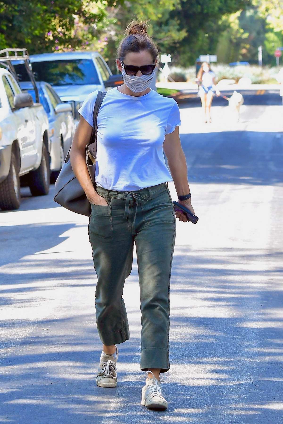 Jennifer Garner Wears Mom Jeans While Running Errands in L.A.